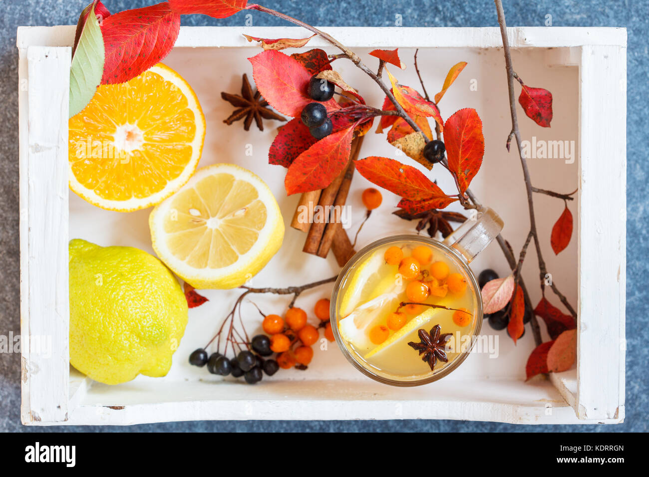 Sanddorn Tee mit Zitrone und Kekse in einem weißen Kasten, therapeutische Herbst trinken. Stockfoto