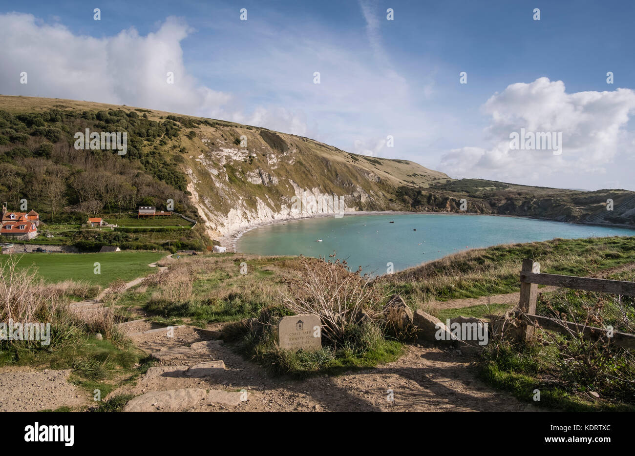 Eine Weitwinkelansicht Lulworth Cove auf der Jurassic Coast in Dorset, England, Großbritannien Stockfoto