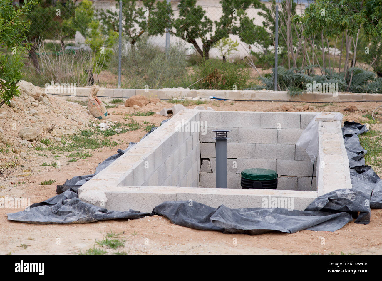 Eine Grube, in einem Garten für eine Verschwendung System konstruiert