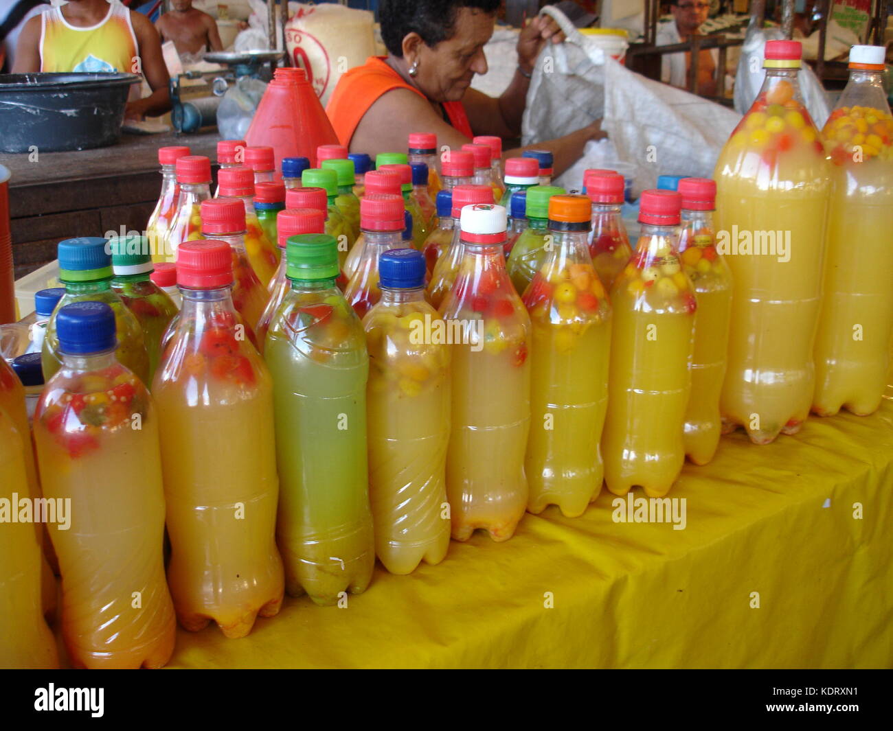 Ver-o-Peso Markt, mehrere Flaschen mit Gewürztem tucupi auf Stativ Stockfoto