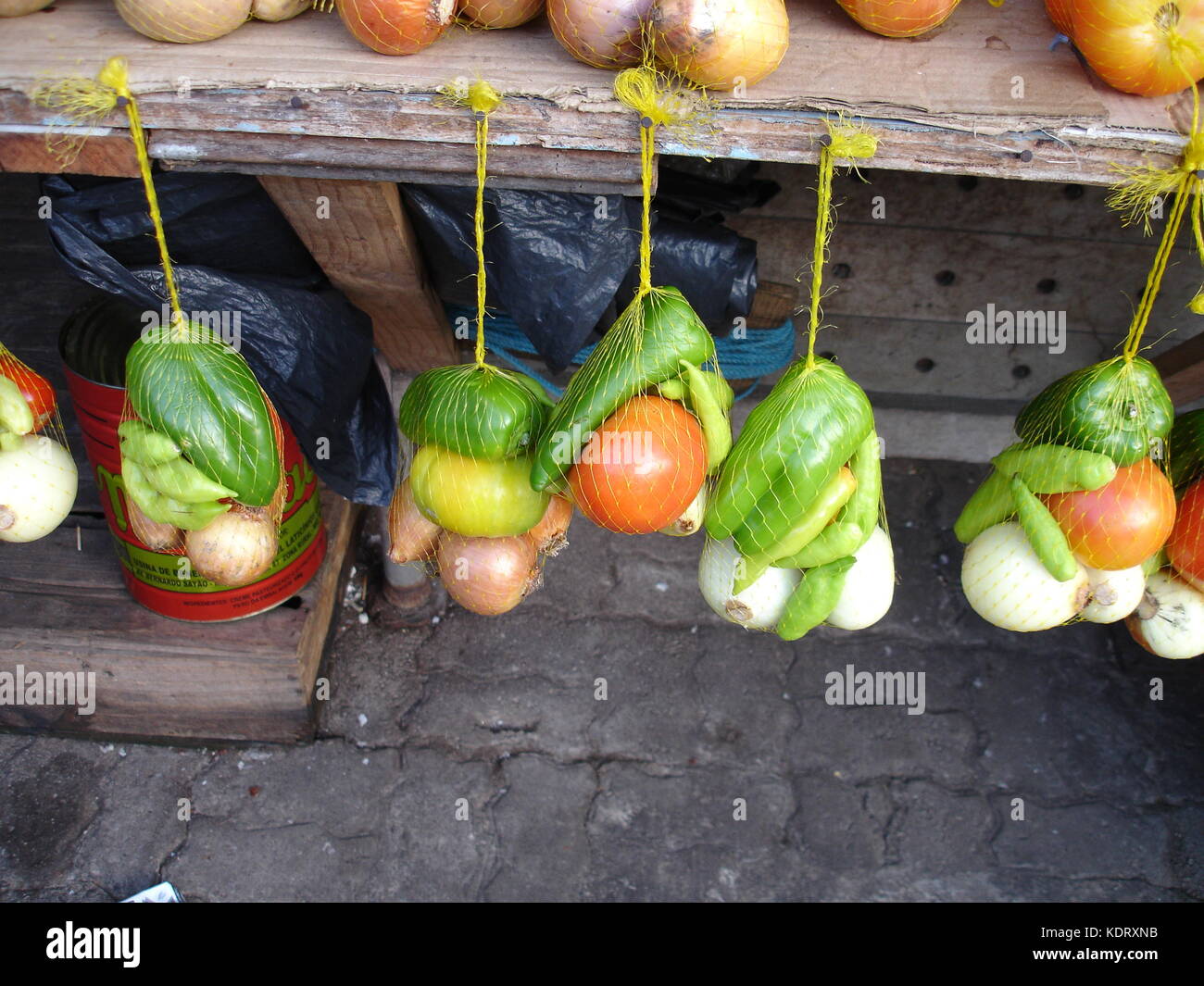Ver-o-Peso Markt, Aufhängen von bellpeppers, Tomaten und Zwiebeln Stockfoto