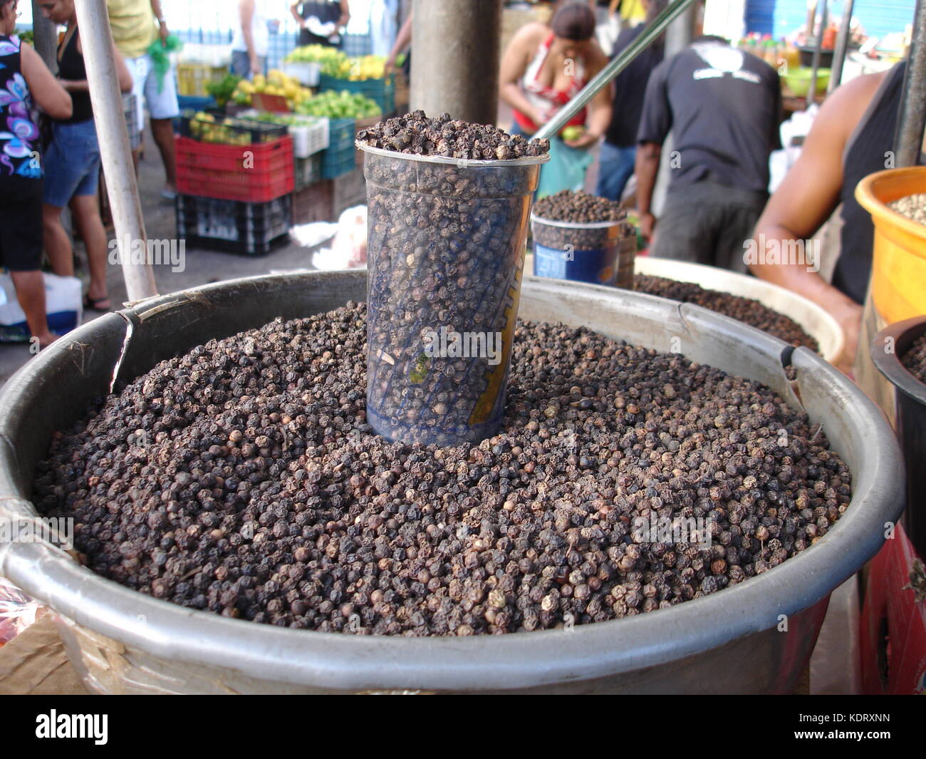 Ver-o-Peso Markt, schwarz pepercorns in großen Metallschüssel Stockfoto