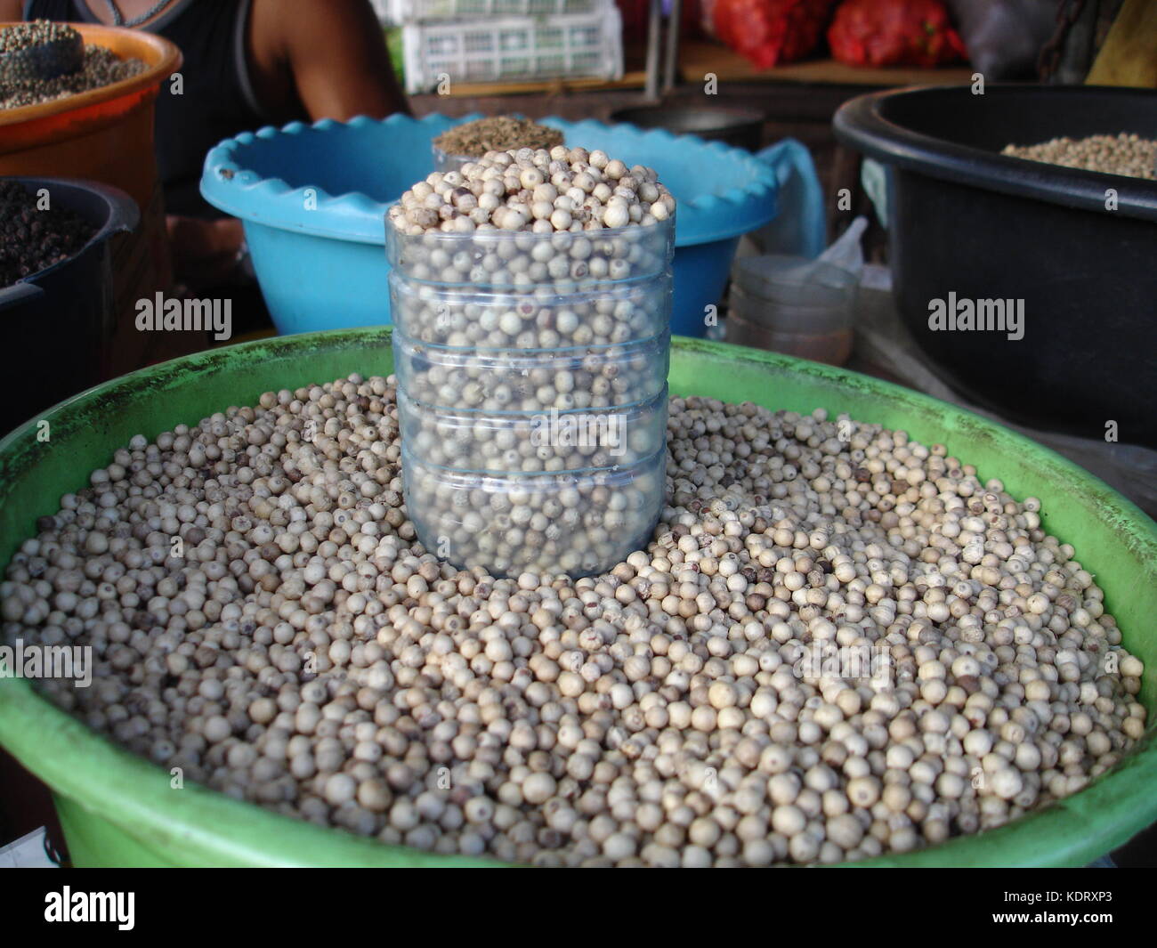 Ver-o-Peso Markt, weiße Pfefferkörner auf grün Schüssel Stockfoto