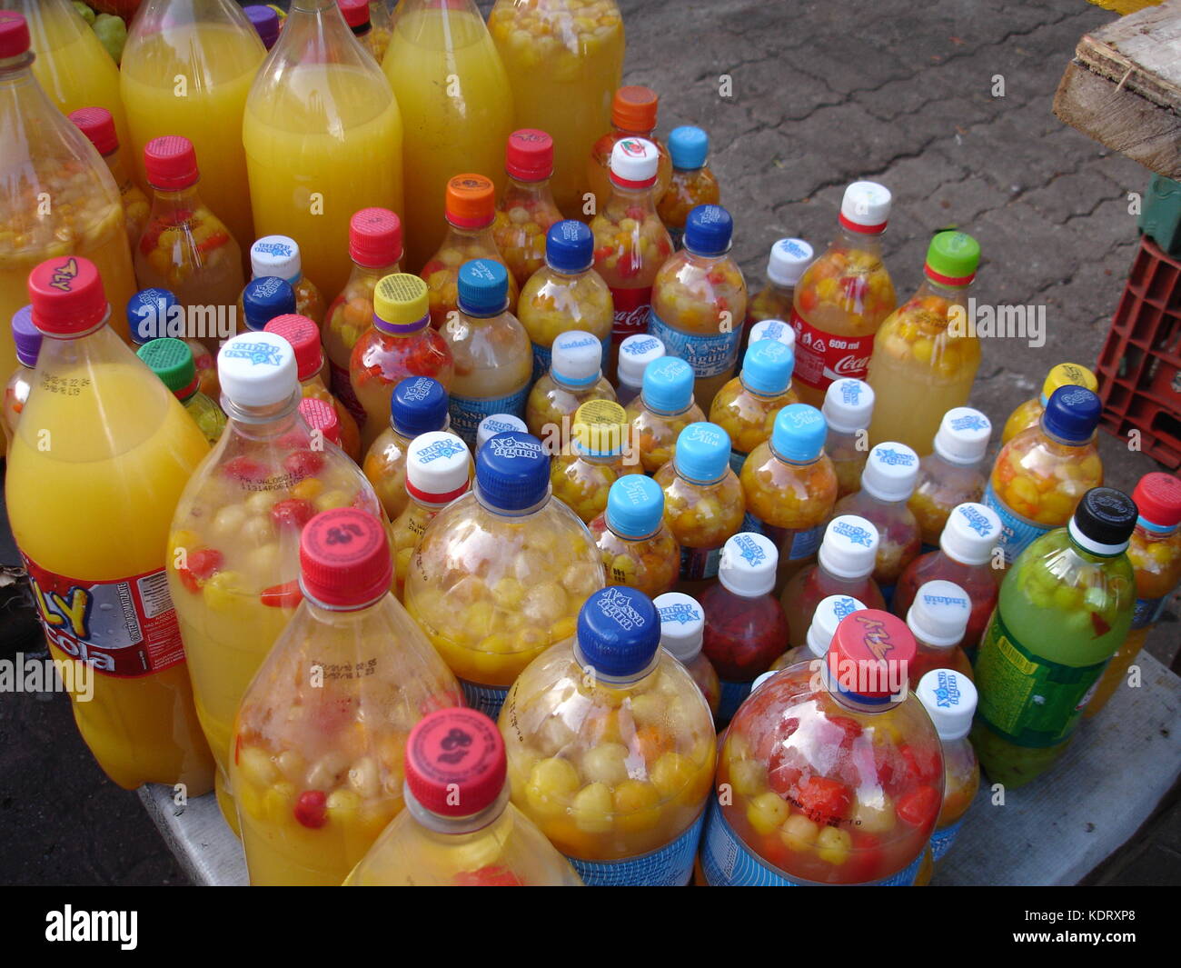 Ver-o-Peso Markt, Flaschen mit Gewürztem tucupi auf Abschaltdruck Stockfoto