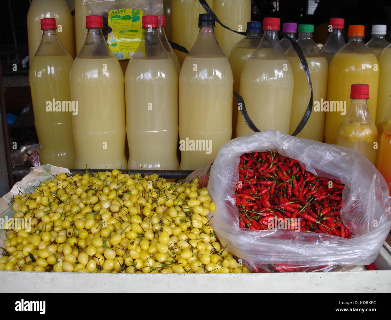 Ver-o-Peso Markt, roten und gelben Chilis und Flaschen plain tucupi Stockfoto