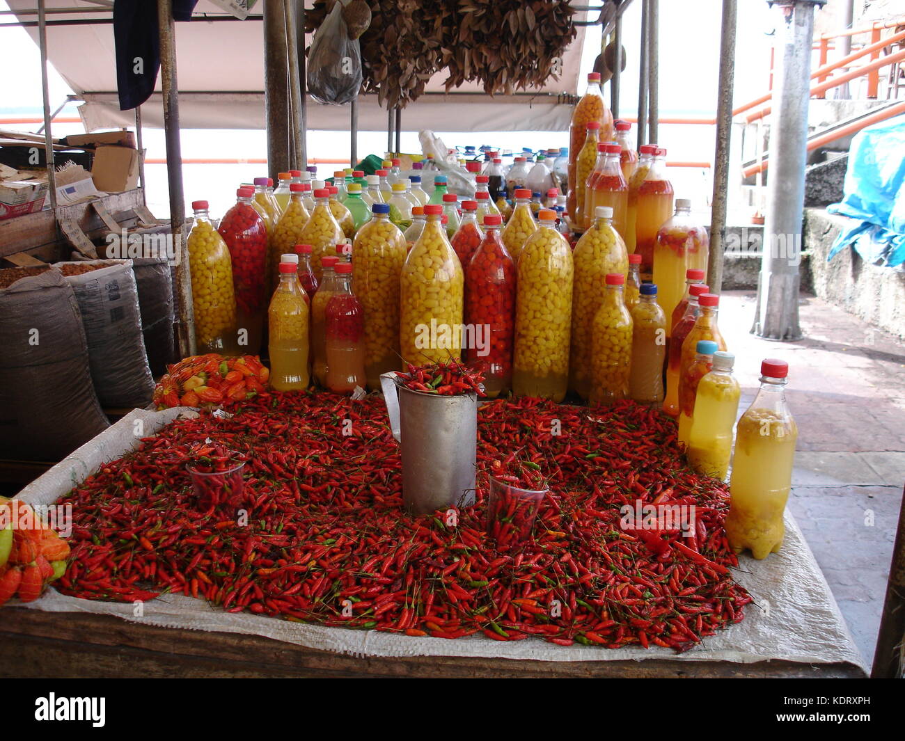 Ver-o-Peso Markt, stand mit roten Chilis und Flaschen tucupi Stockfoto
