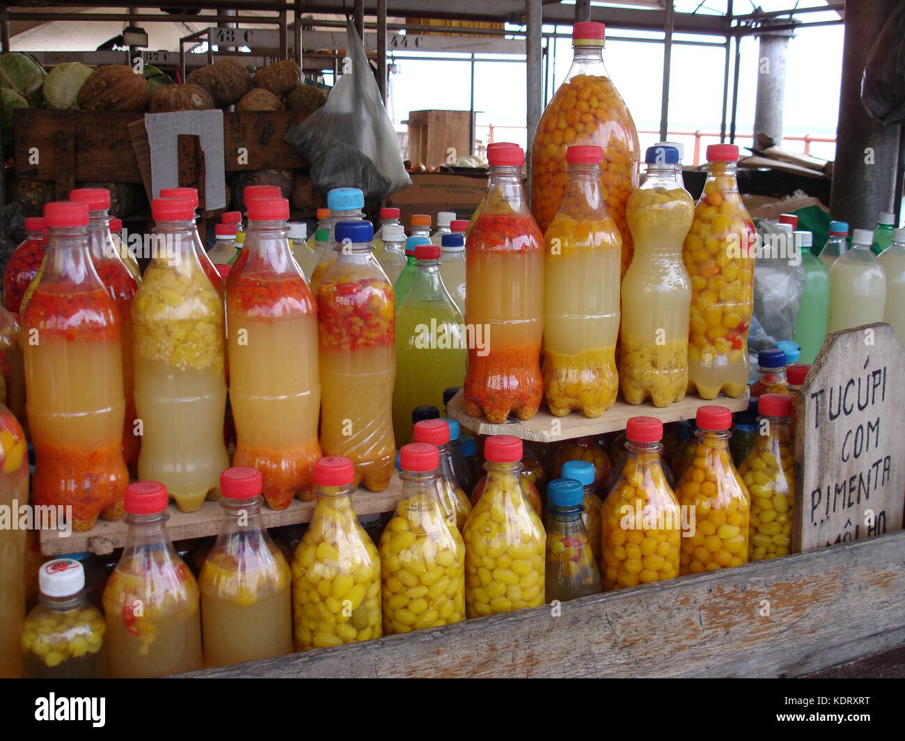 Ver-o-Peso Markt, Flaschen mit Gewürztem tucupi Stockfoto