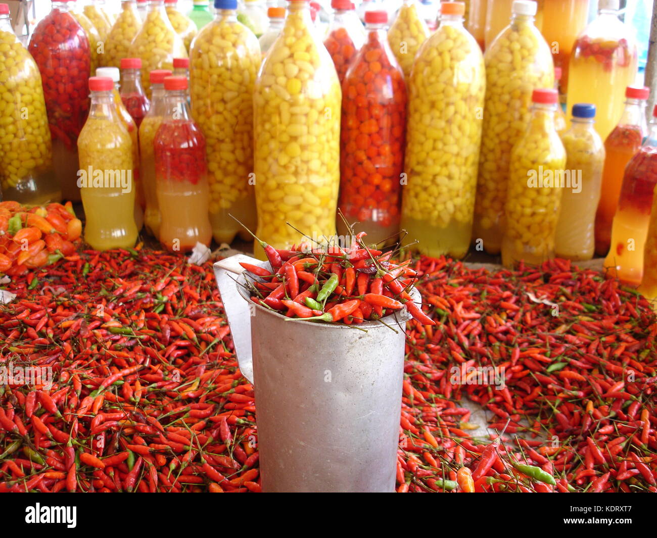 Ver-o-Peso Markt, Chilis und Flaschen mit Gewürztem tucupi Stockfoto