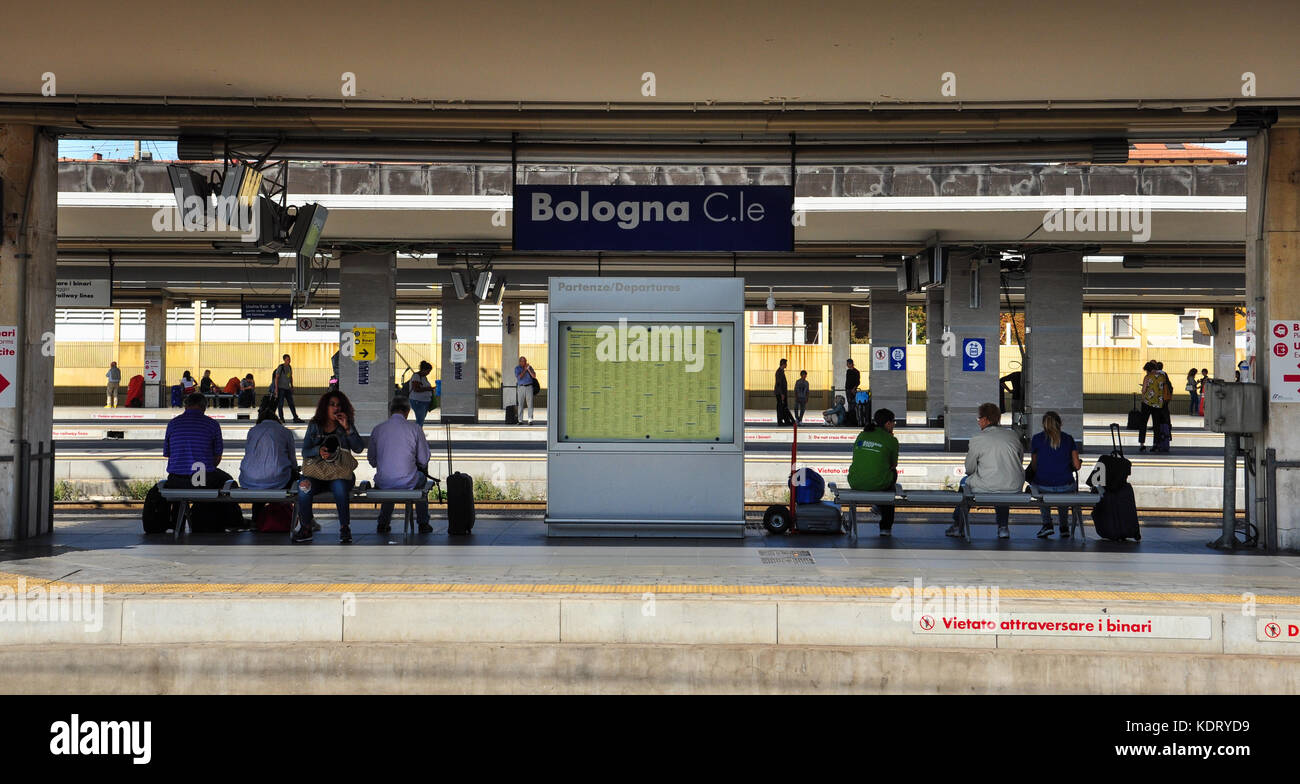 Passagiere und Plattform anmelden, Hauptbahnhof, Bologna, Italien Stockfoto