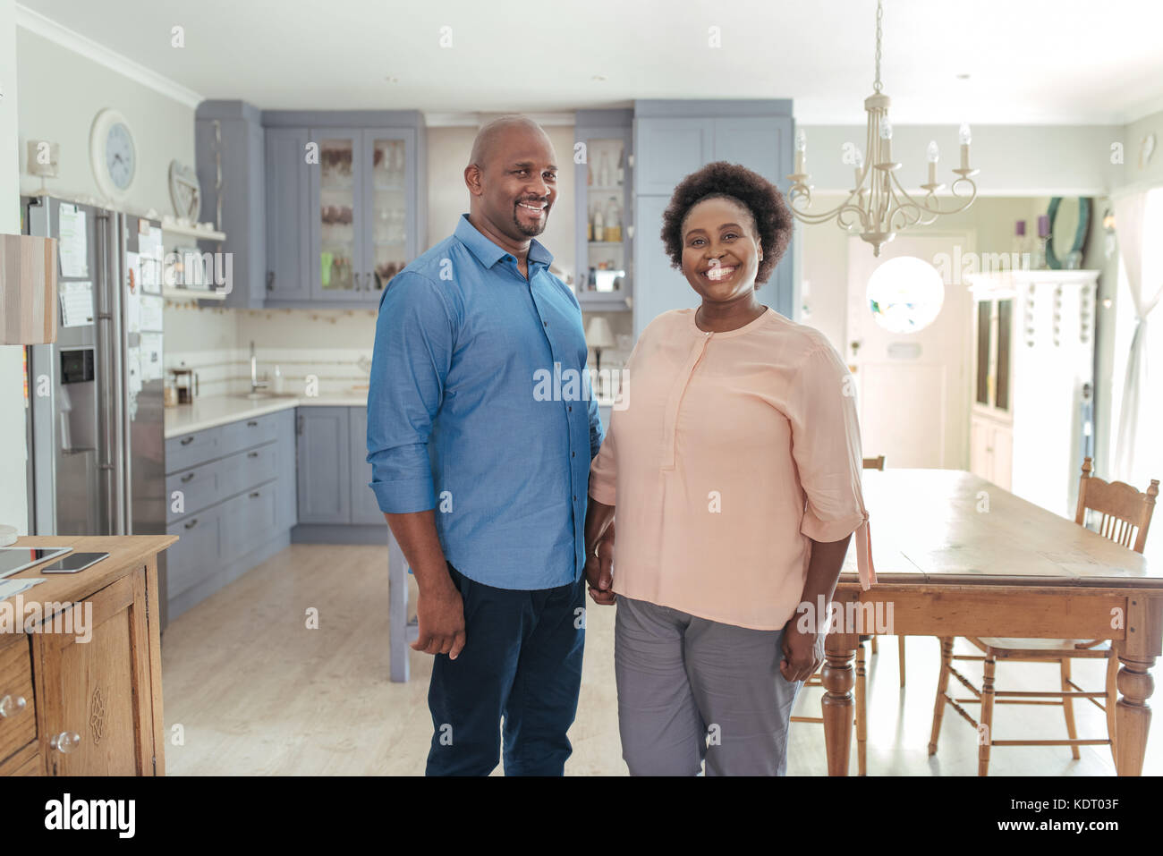 Lächelnd reife afrikanischen Paar stehen zusammen in Ihrer Küche Stockfoto