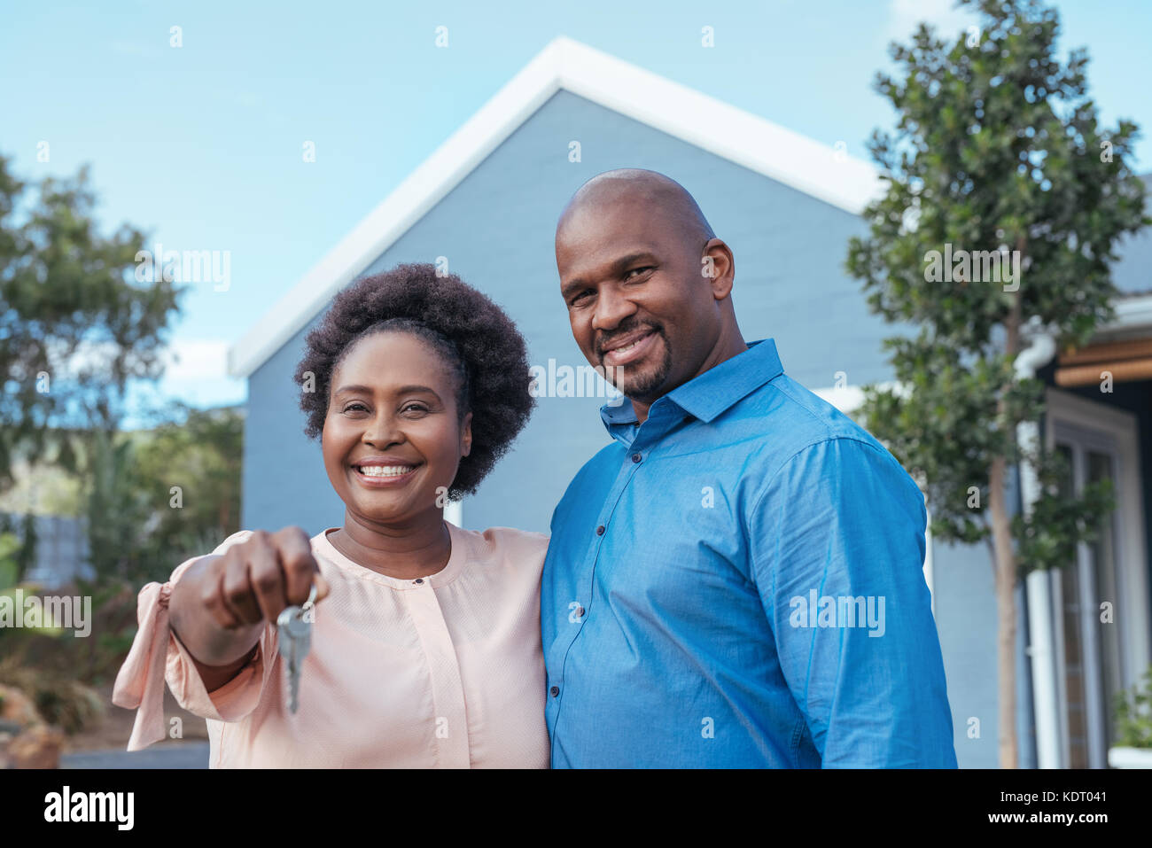 Lächelnd afrikanischen Paar hält die Schlüssel zu Ihrem neuen Zuhause Stockfoto