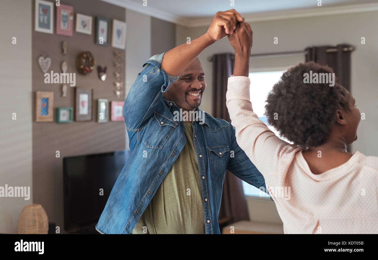 Lächelnd afrikanischen paar spielerische Moment miteinander geniessen zu Hause Stockfoto