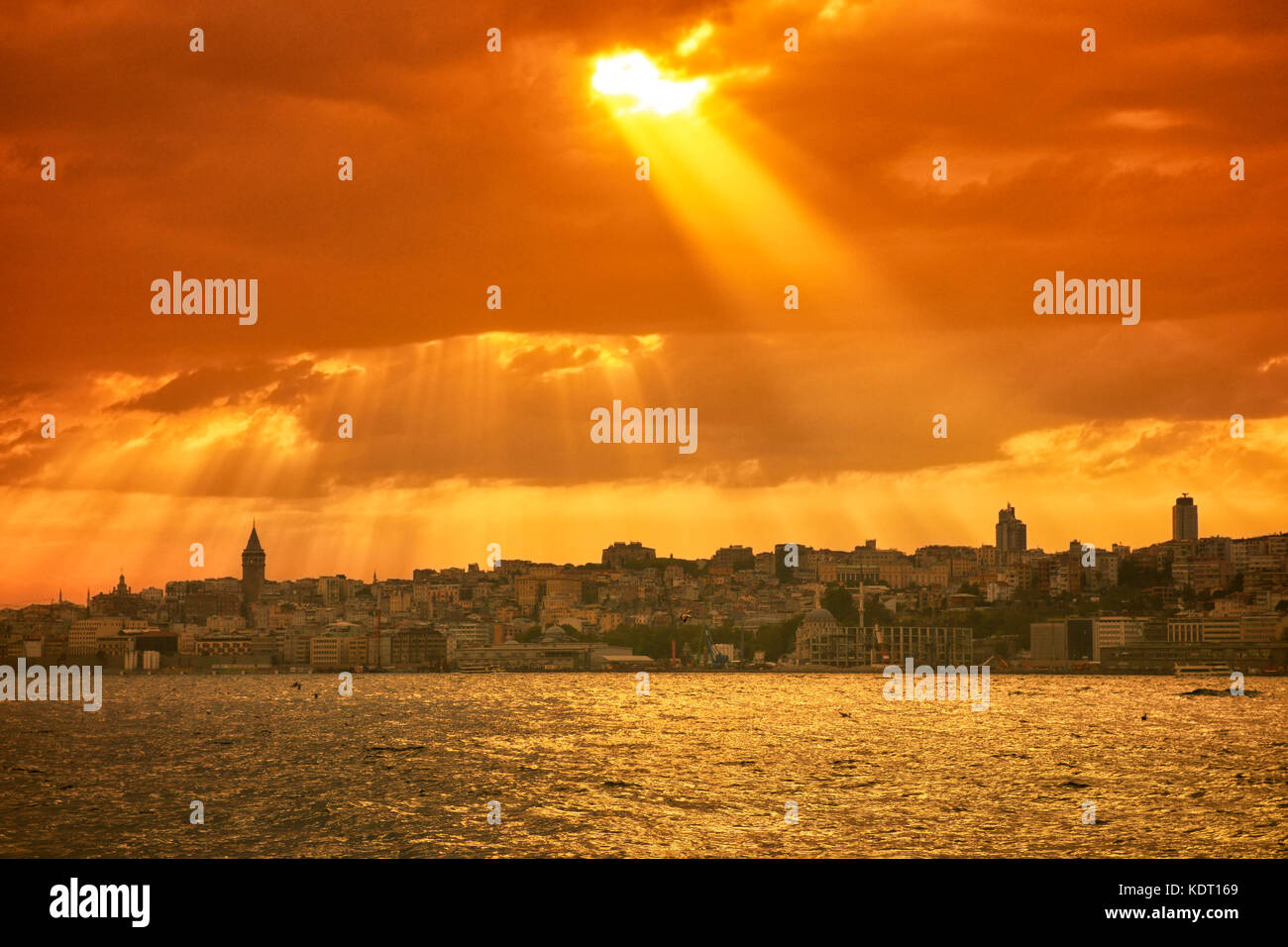 Sonnenuntergang auf dem Bosporus in Istanbul aus uskudar gesehen. Istanbul. Türkei Stockfoto