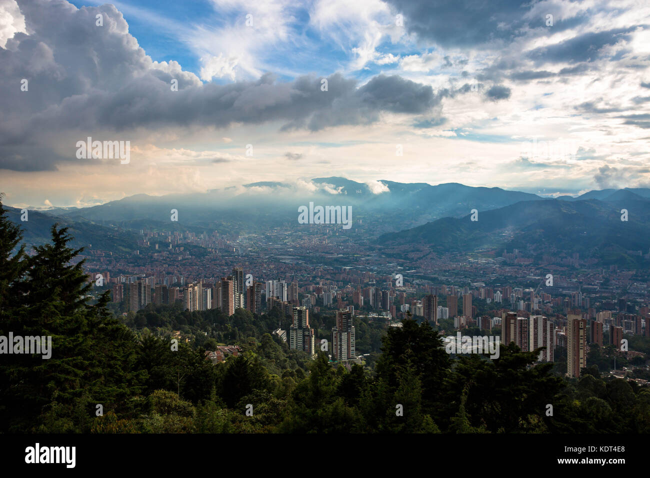 Medellín, Kolumbiens zweitgrößte Stadt mit 3 Millionen Menschen in der Metropolregion, Synonym für städtische Erneuerung geworden. Stockfoto