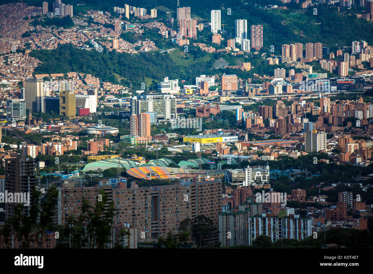 Medellín, Kolumbiens zweitgrößte Stadt mit 3 Millionen Menschen in der Metropolregion, Synonym für städtische Erneuerung geworden. Stockfoto