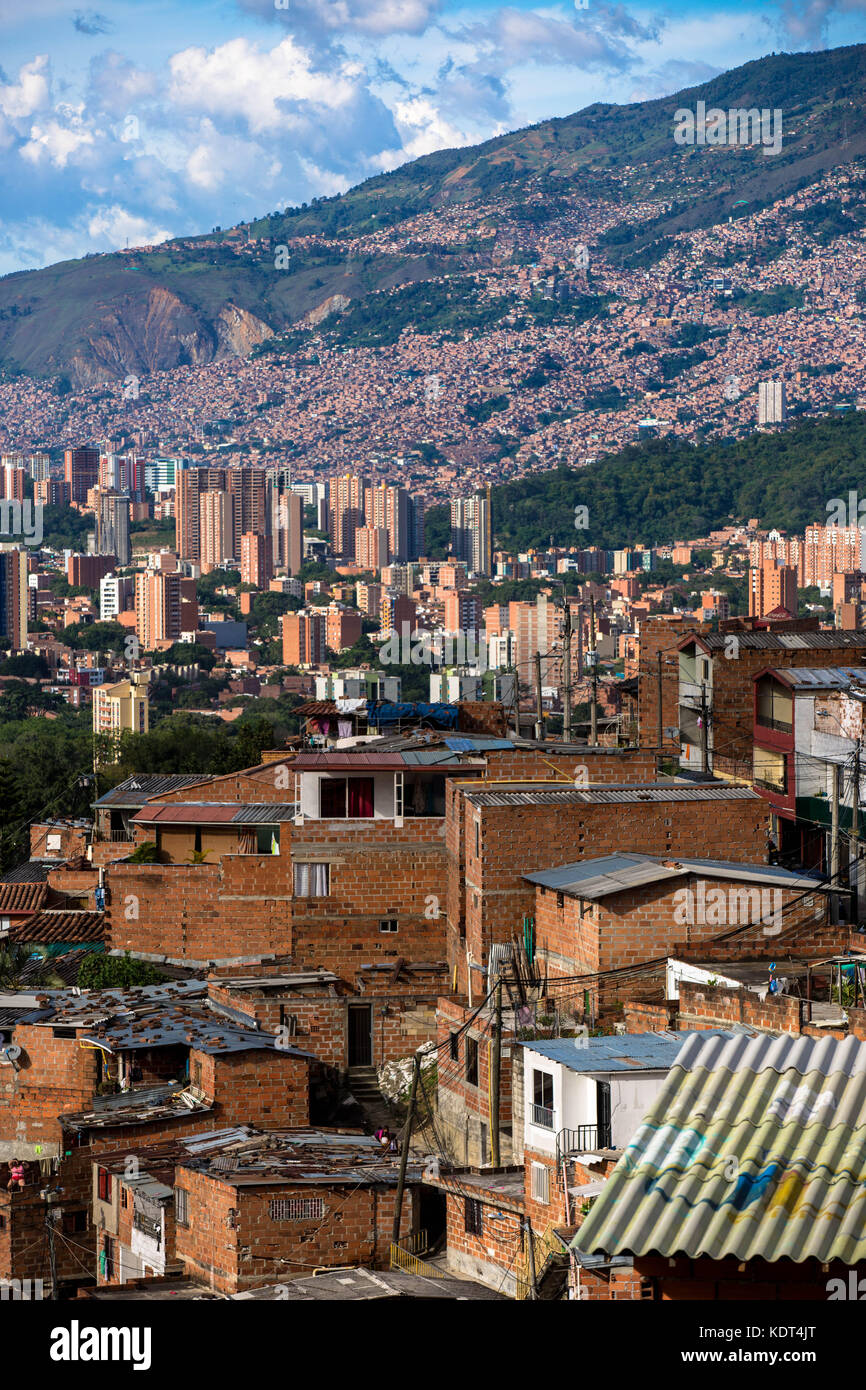 Comuna 13, im Westen von Medellin befindet, hat einen langen Weg zurückgelegt, da es eines der gefährlichsten Teile der Stadt angesehen wurde. Stockfoto