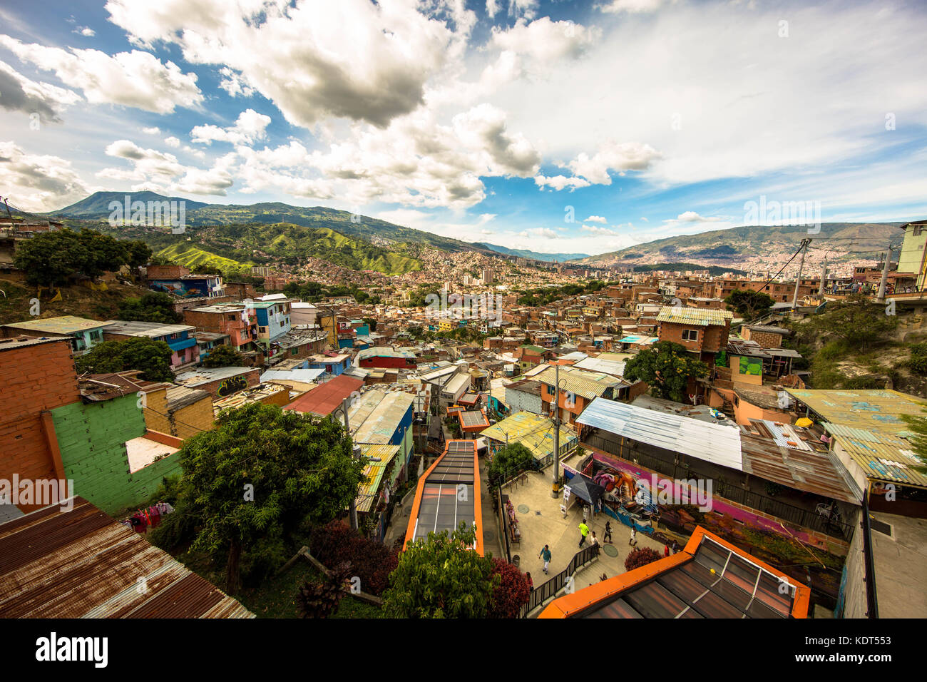 Comuna 13, im Westen von Medellin befindet, hat einen langen Weg zurückgelegt, da es eines der gefährlichsten Teile der Stadt angesehen wurde. Stockfoto