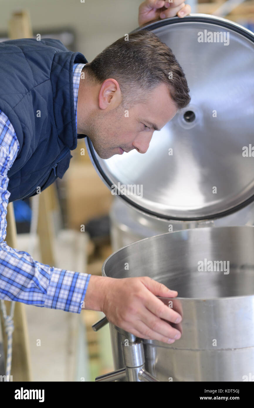 Man Kontrolle brauen Mechanismus Stockfoto