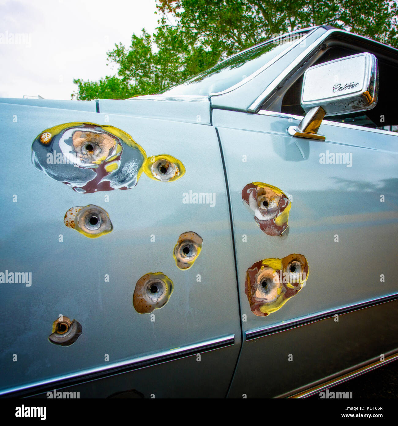 Einschusslöcher in einem Cadillac Auto Kotflügel Stockfoto