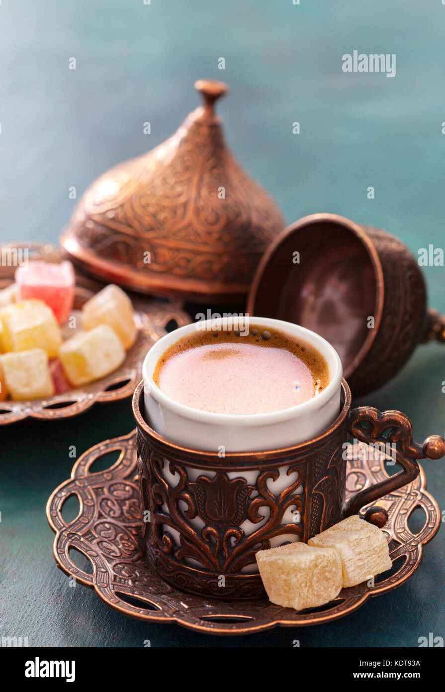 Traditionelle türkische Kaffee und Turkish Delight auf dunklem Grün Holz- Hintergrund. Stockfoto