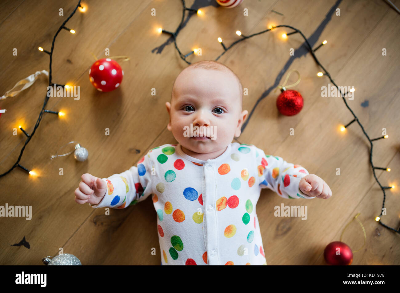 Kleines Baby auf dem Boden an Weihnachten liegen. Hohe Betrachtungswinkel. Bis zu schließen. Stockfoto