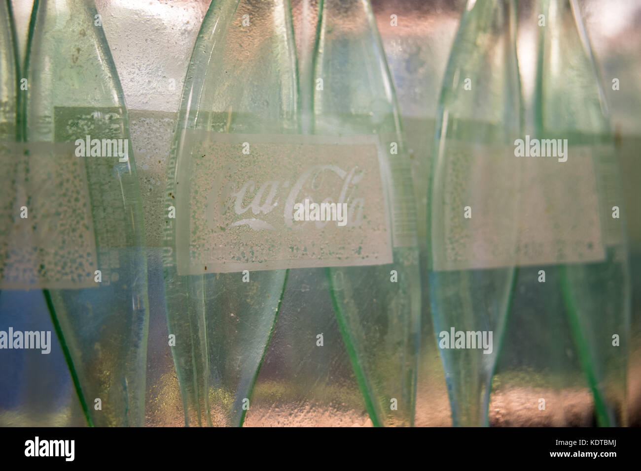 Detail von handgefertigten Beleuchtungskörper aus wiederverwendeten Coca-cola Flaschen aus Glas Künstler kathleen Platte für Küken-fil-ein. (Usa) Stockfoto