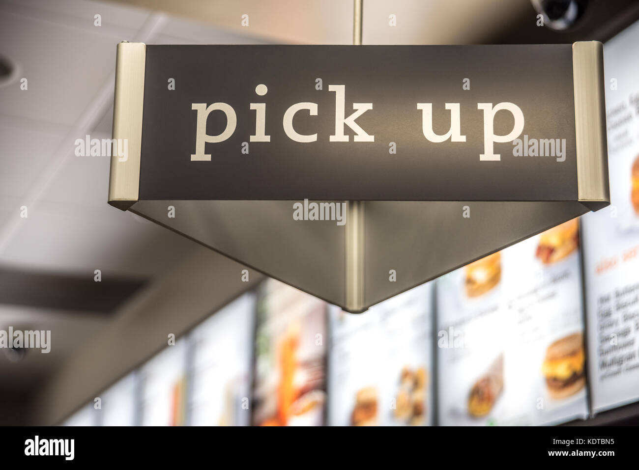 Abholbereich für mobile Bestellungen im Chick-fil-A, dem erstklassigen Fast-Food-Restaurant in Amerika. Stockfoto