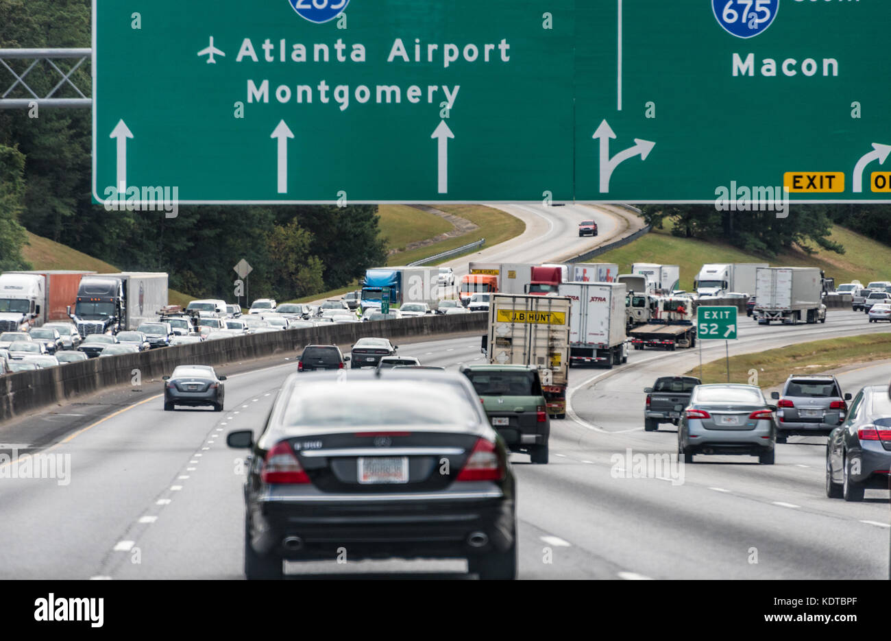 Starker Verkehr auf Atlanta, Georgia I-285 am Split für I-664. Stockfoto