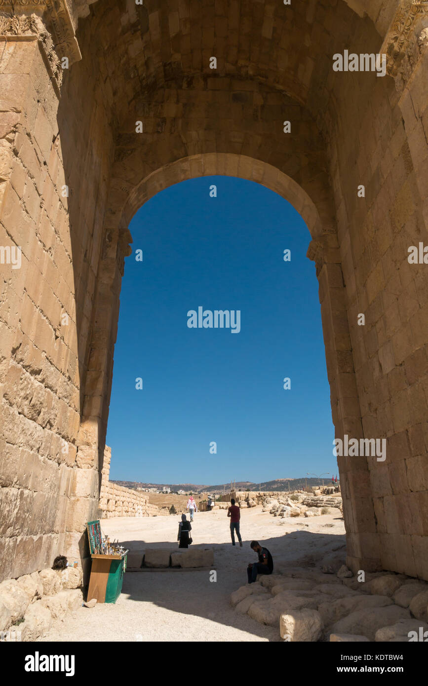 Durch Hadrian's Arch Tor, der römischen Stadt Jerash, das antike Gerasa, archäologische Stätte, nördliche Jordanien, Naher Osten Stockfoto
