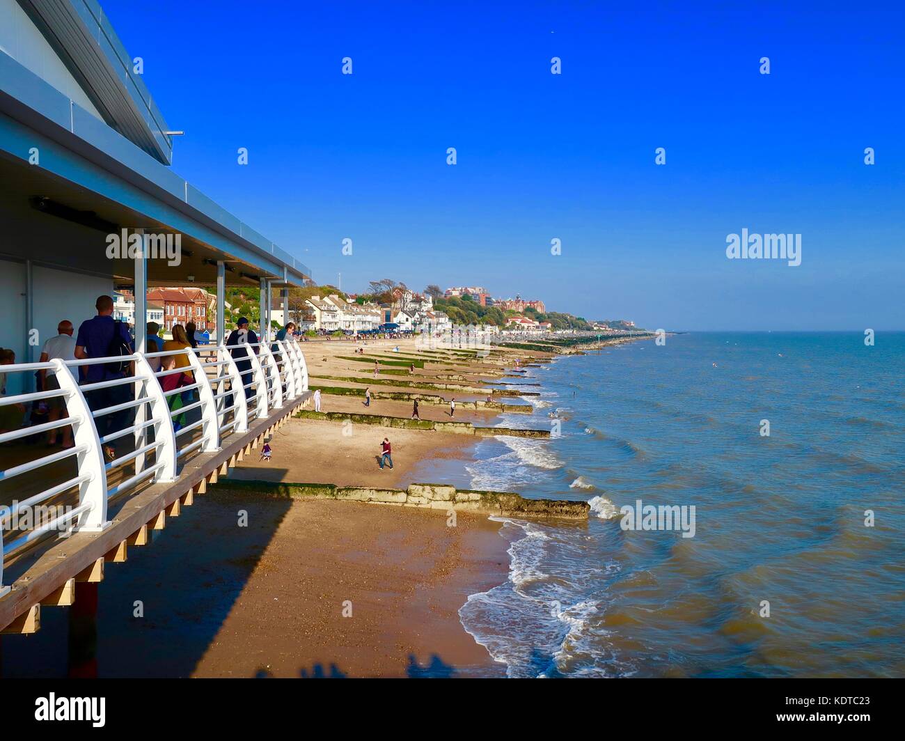 Blick von der neuen Felixstowe (2017) Pier an einem hellen, warmen Herbsttag. Stockfoto