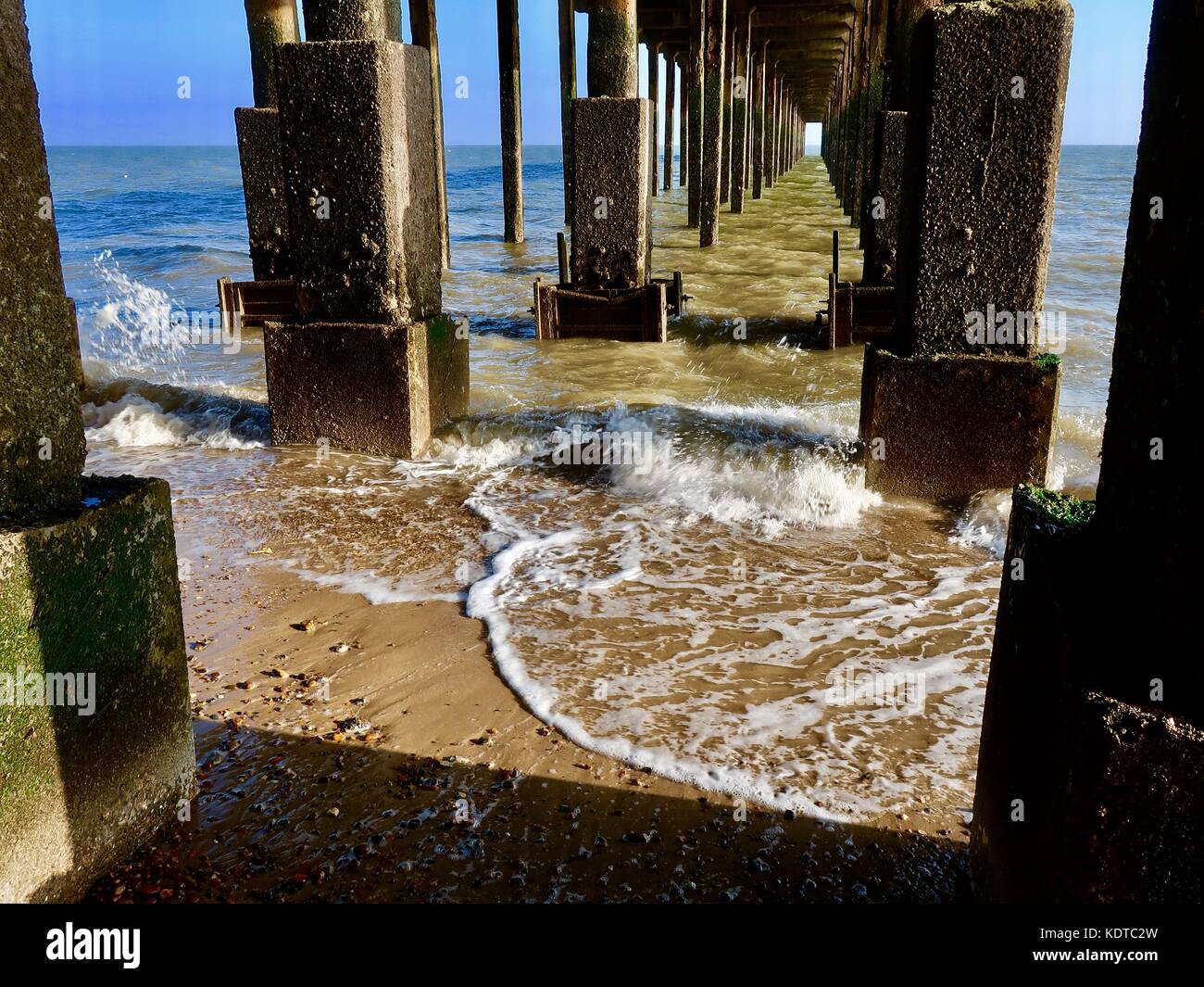 Unter Felixstowe neue (2017) Pier an einem hellen, warmen Herbsttag. Stockfoto