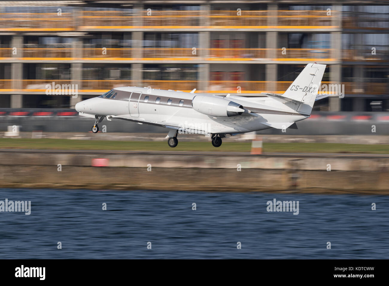 Cessna 560XL Citation XLS - 560-5789, betrieben von NetJets Europe, die vom London City Airport abheben Stockfoto
