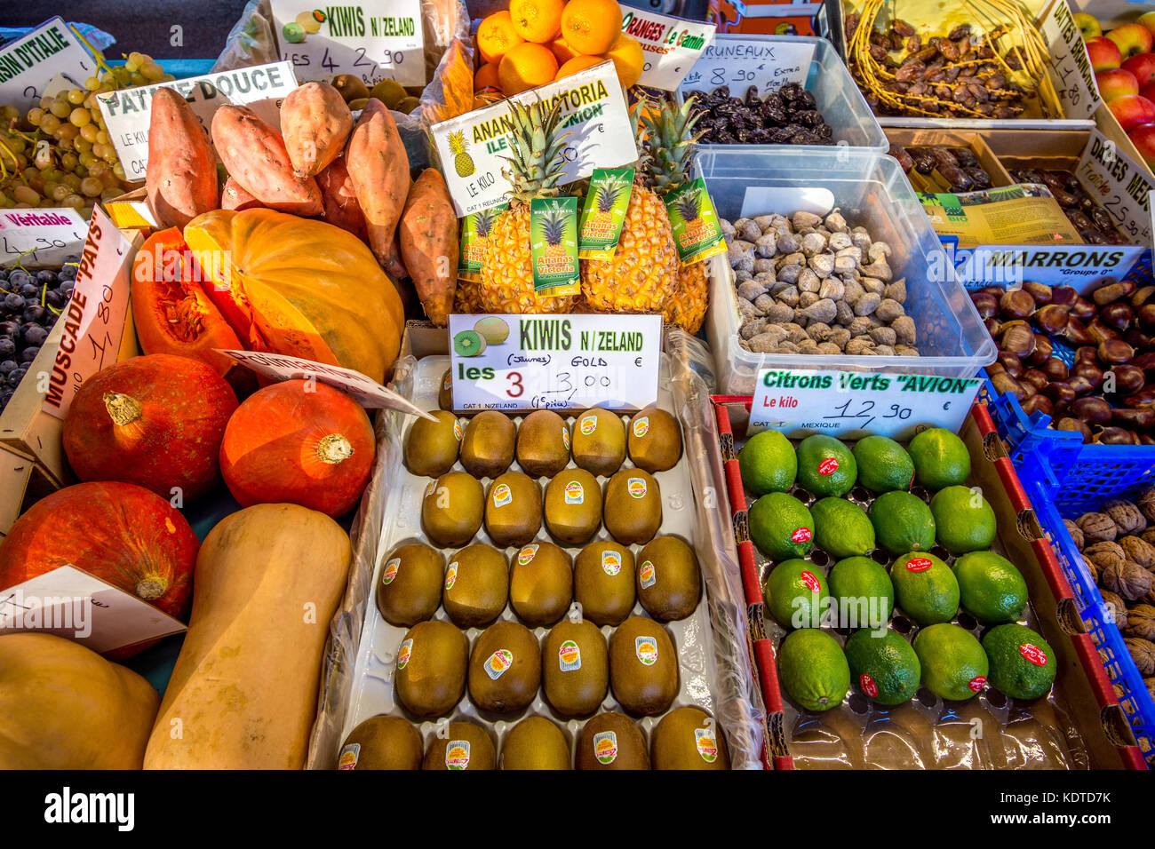 Obst und Gemüse auf Marktstand - Frankreich. Stockfoto