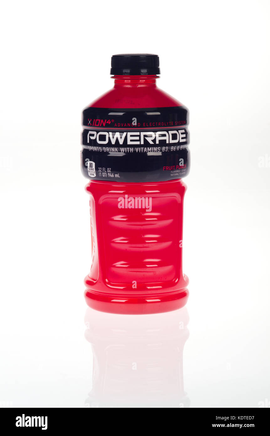Kunststoff Flasche Fruit Punch aromatisiert Powerade sport Energy Drink von der Coca Cola Company auf weißem Hintergrund USA Stockfoto