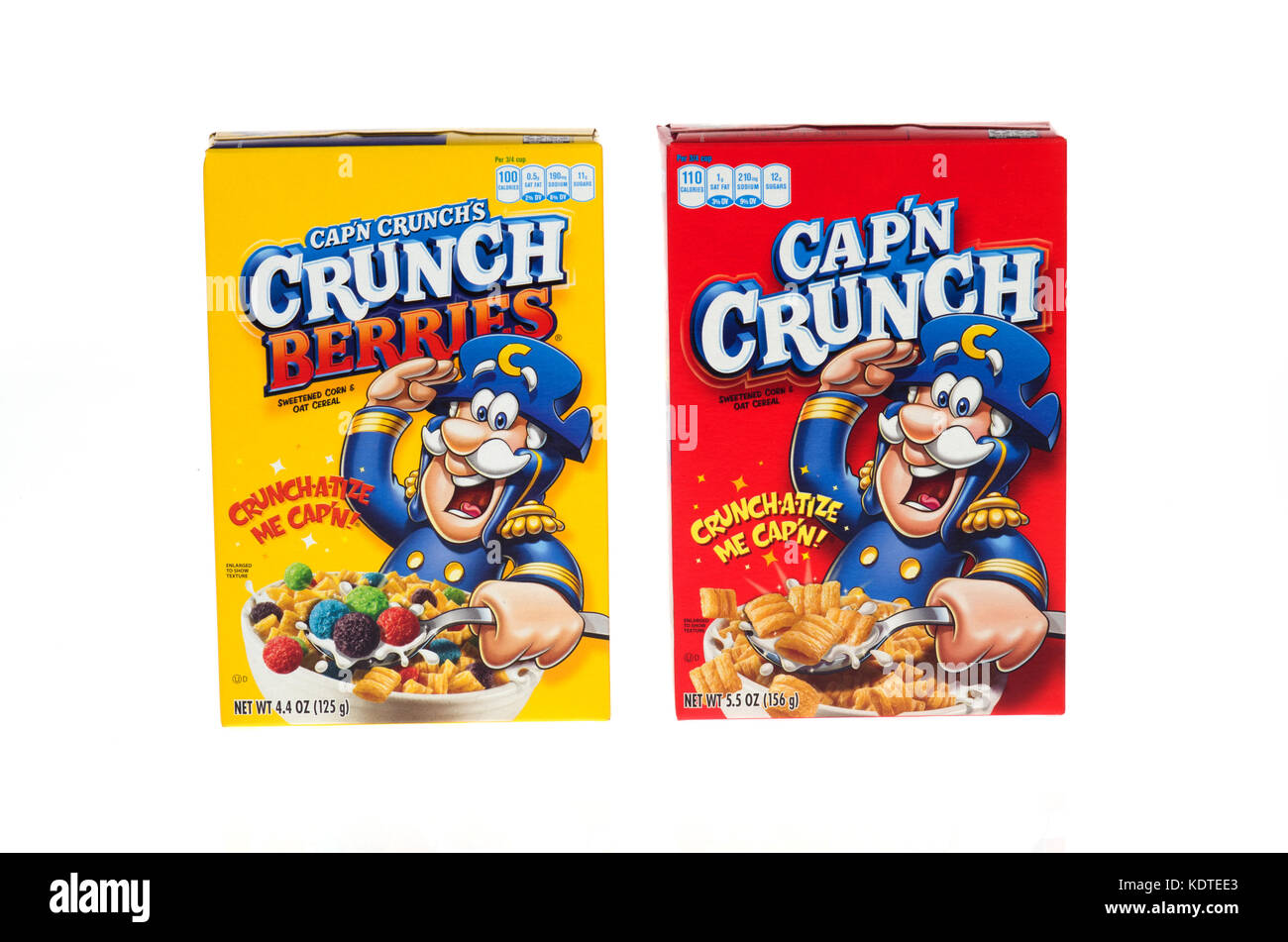 Ungeöffnete Schachteln der Original Cap'n Crunch Cornflakes und Captain Crunch Crunch Beeren auf weißem Hintergrund, Ausschnitt USA Stockfoto