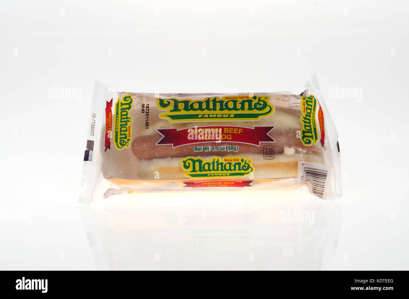Nathan's berühmten Premium Rindfleisch Hot Dog mit Brötchen eingefroren in der Hülse mit Wrapper auf weißem Hintergrund Ausschnitt USA Stockfoto