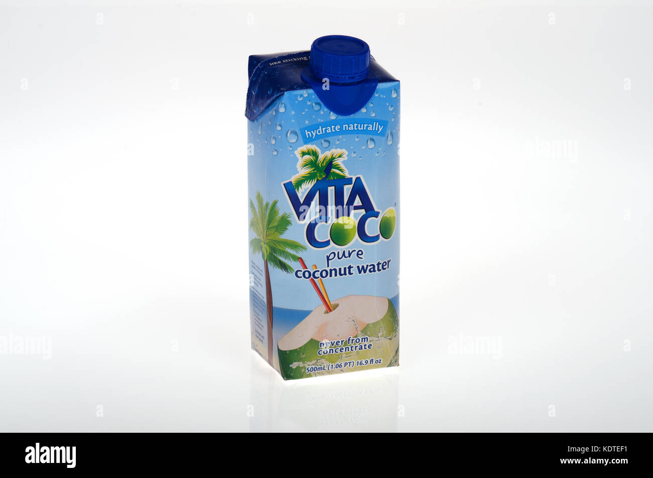 Ungeöffnete Vita Coco Pure Kokosnuss Wasser auf weißem Hintergrund, USA Stockfoto