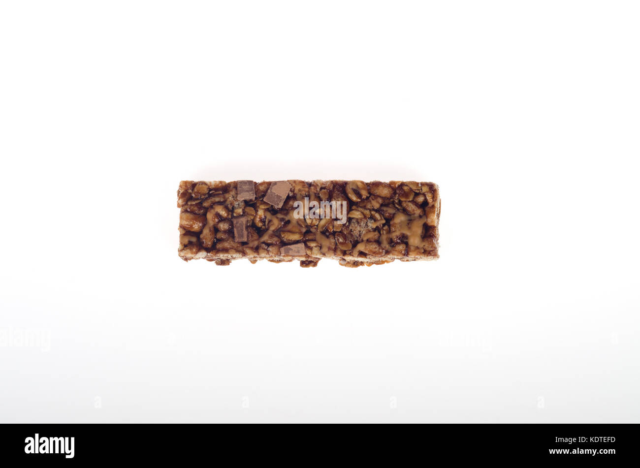 Chewy Chocolate Peanut Snack bar keine Verpackung auf weißen Ausschnitt. USA Stockfoto