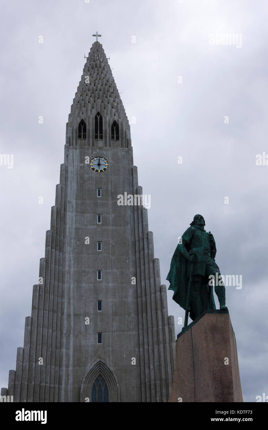 Statue des Entdeckers Leif Eriksson (c. 970 – c. 1020) von Alexander Stirling Calder vor der Kirche von Hallgrímskirkja, Reykjavík, Island. Stockfoto