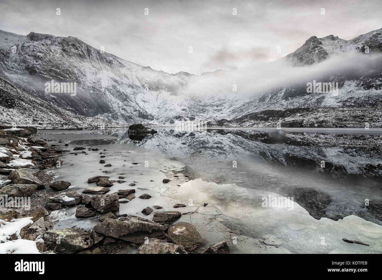 Llyn Idwal mit gefrorenen See und niedrige Nebel im Winter, Ogwen, Wales, UK gebildet Stockfoto