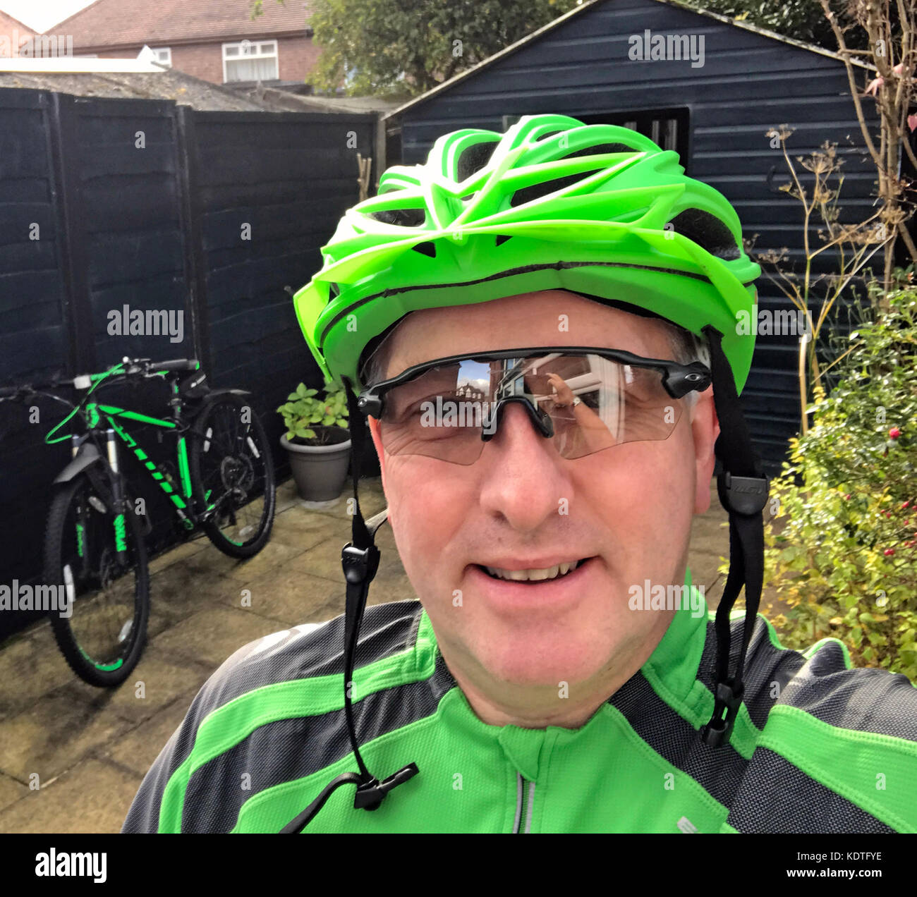 Radfahrer in Grün mit Scott 29er Bike Stockfoto