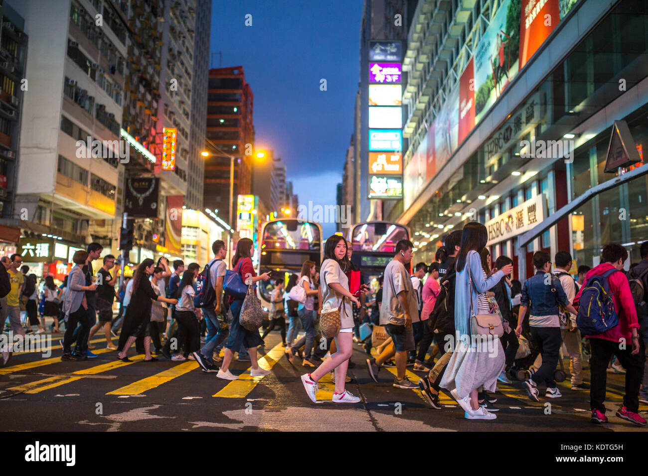 Mong Kok, Kowloon, Hongkong - 14. OKTOBER 2017: Nicht identifizierte Personen an der Kreuzung Argyle Street und Nathan Road in Mong Kok, Kowloon, Hongkong . Stockfoto