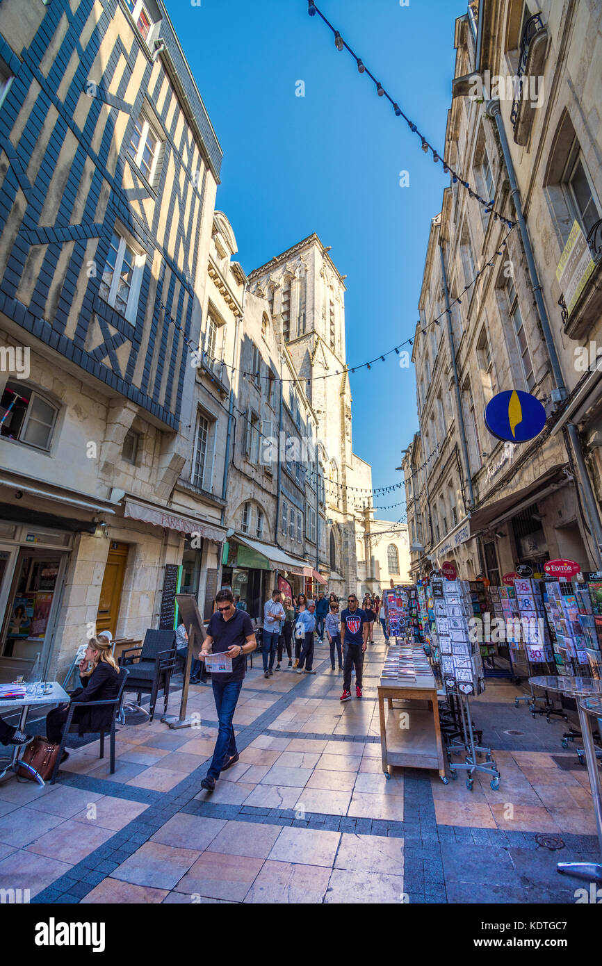 Gepflasterte Fußgängerzone zwischen den Geschäften in der Altstadt von La Rochelle, Frankreich. Stockfoto