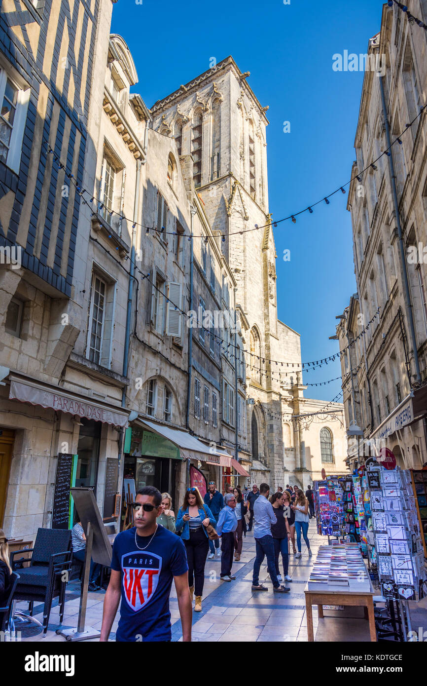 Gepflasterte Fußgängerzone zwischen den Geschäften in der Altstadt von La Rochelle, Frankreich. Stockfoto