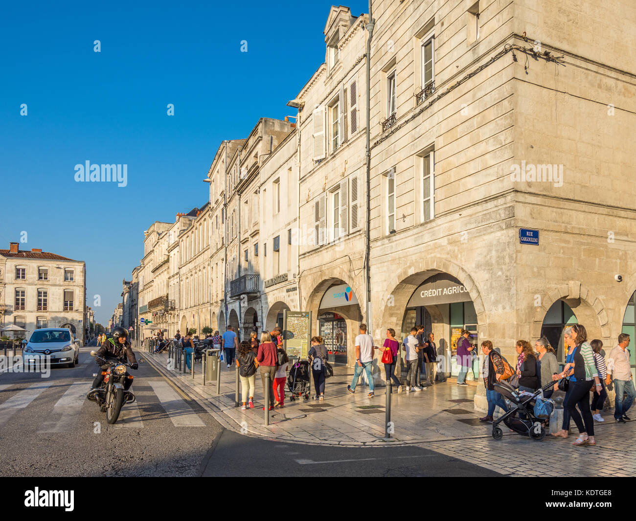 Touristen in Einkaufspassagen, rue Albert 1er, La Rochelle, Frankreich ...