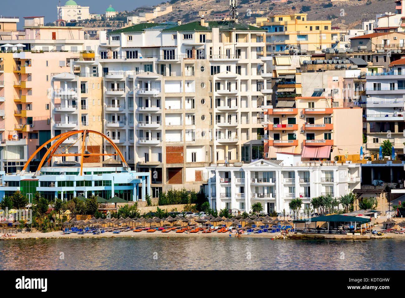 Saranda Bay Strand und bunte Hotels in Vlore, Sarande, Grafschaft, Albanien. Stockfoto