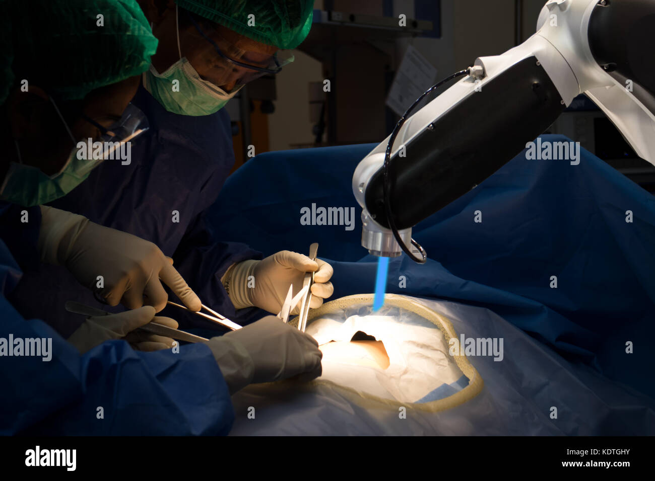 Erweiterte Roboterchirurgie Maschine am Krankenhaus, Arzt Vorteile der Roboterchirurgie sind Präzision und Miniaturisierung, kleinere Schnitte, weniger blo Stockfoto