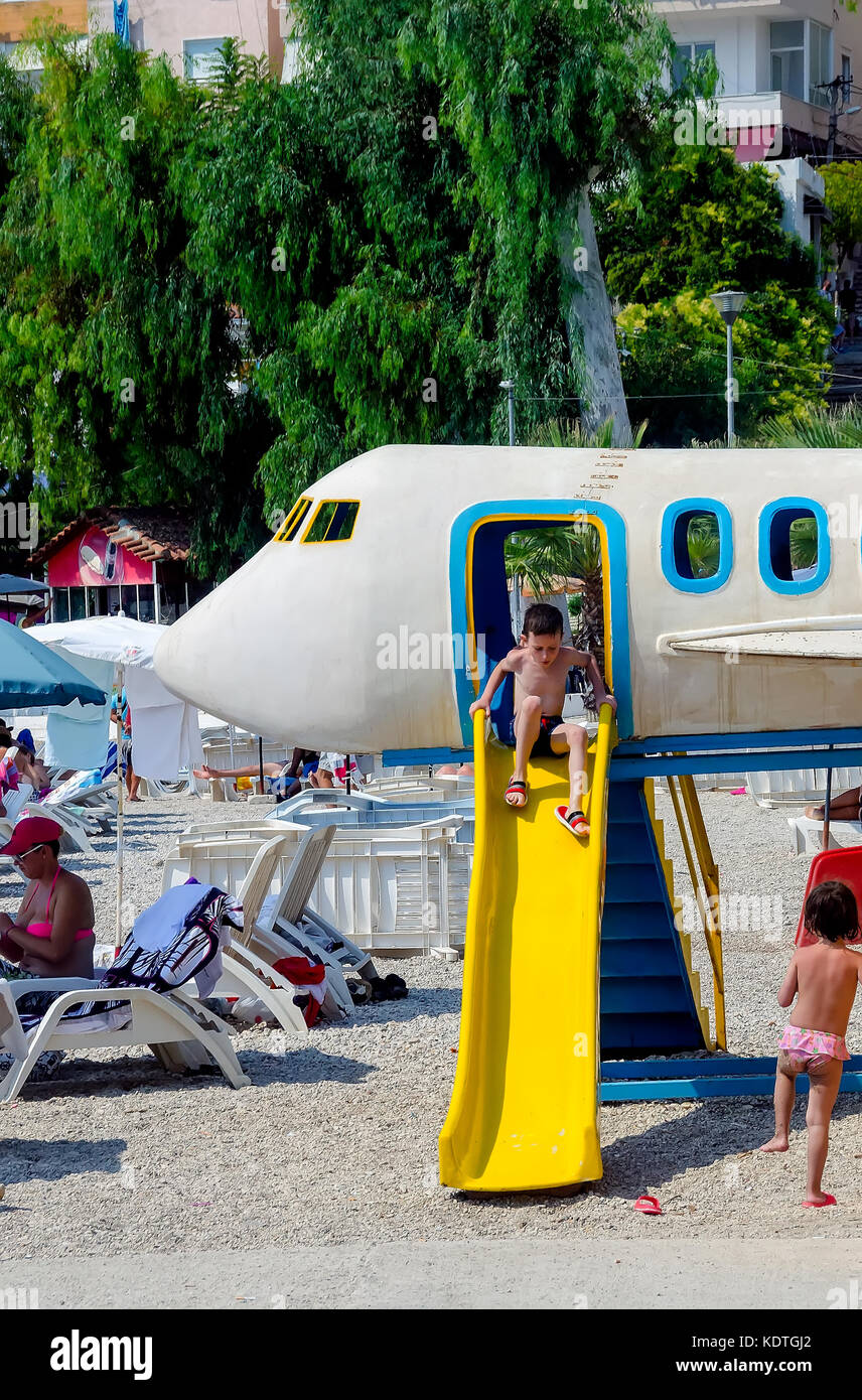 Saranda Spielplatz am Strand mit Flugzeug- und gelbe Folie, Vlore County, Saranda, Albanien. Stockfoto
