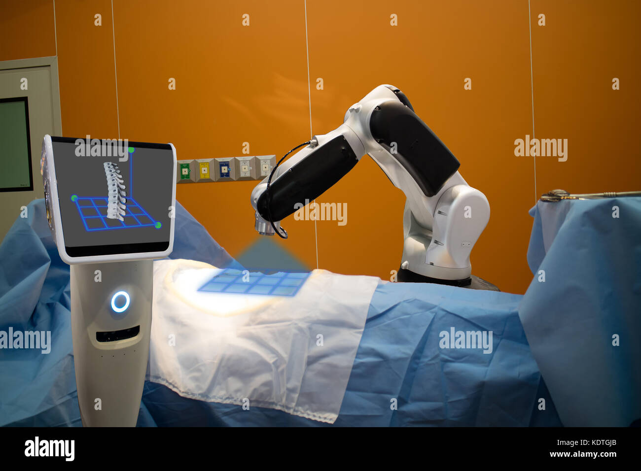 Der Roboter Assistant in der Medizintechnik Verwendung für das Scannen eines Patienten vor der Wirbelsäulenchirurgie und die Daten der 3D-spinale an den Monitor gesendet am Roboter es helfen Stockfoto