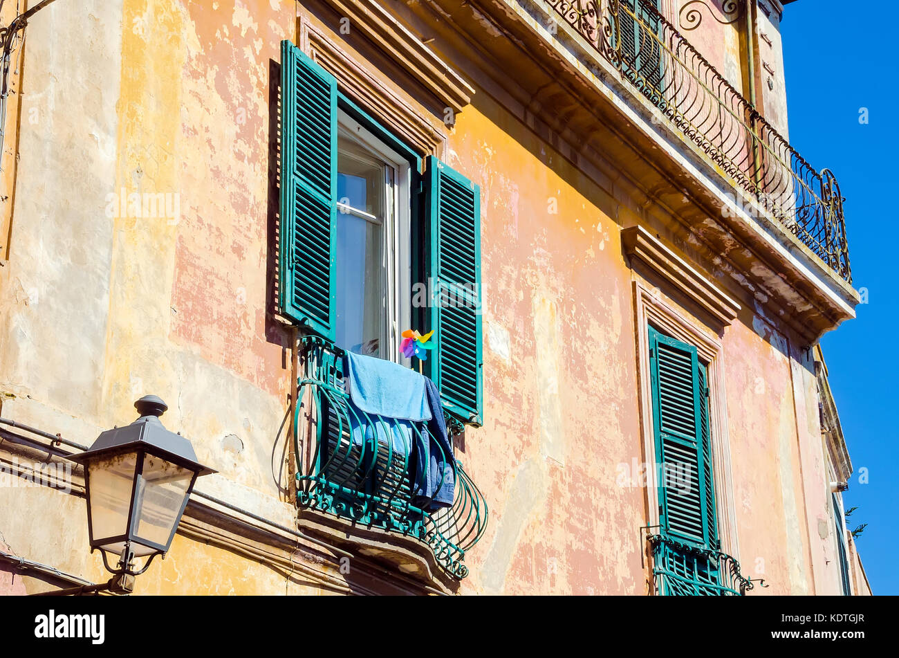 Tuscania Italien altes Haus mit Fensterläden, Provinz Viterbo, Latium, Italien. Stockfoto